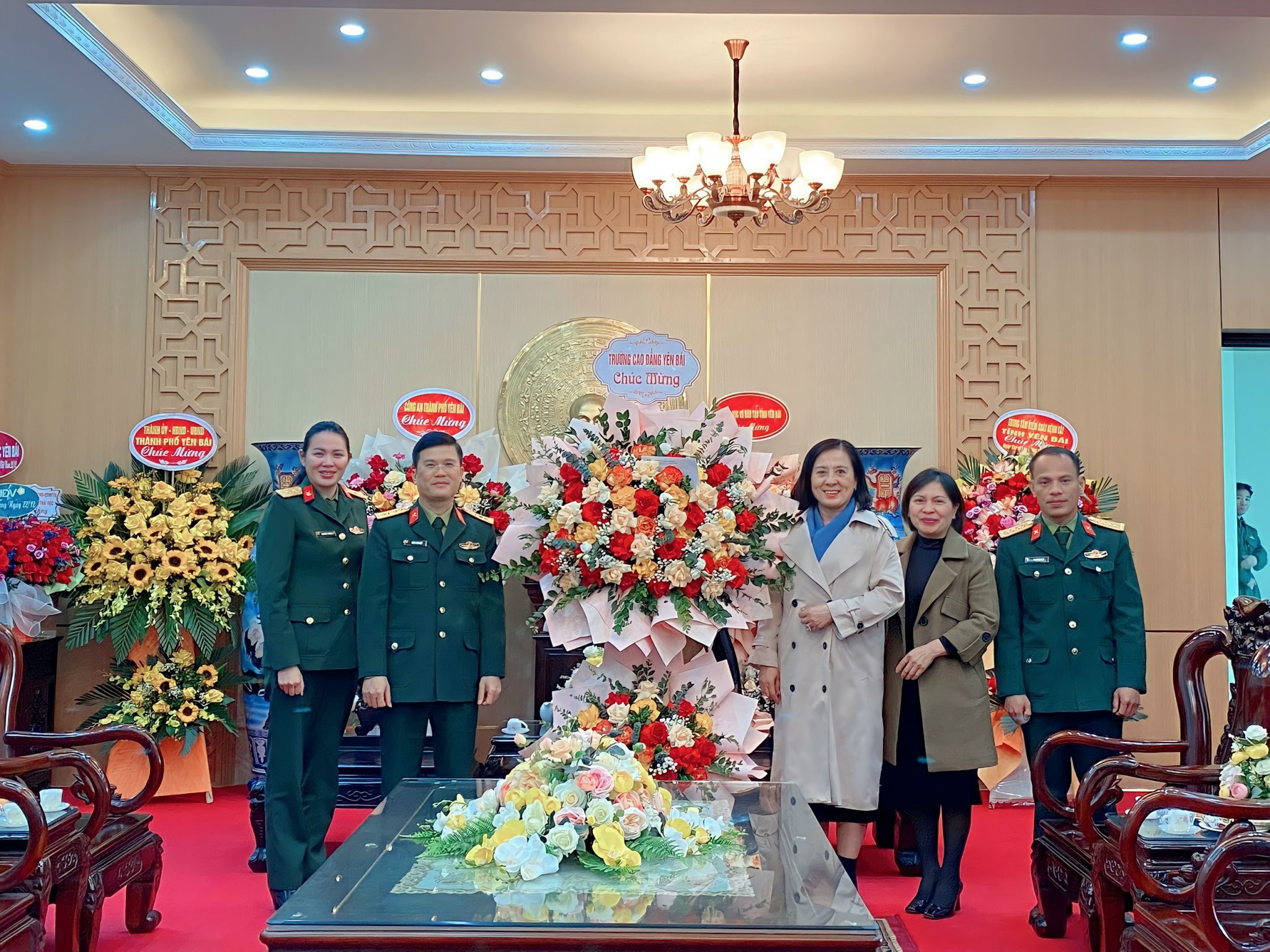 Trường Cao đẳng Yên Bái tặng hoa và chúc mừng các đơn vị Quân đội nhân kỷ niệm 79 năm Ngày thành lập Quân đội Nhân dân Việt Nam (22/12/1944 - 22/12/2023), 34 năm Ngày hội Quốc phòng toàn dân